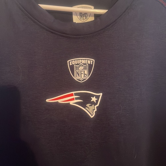 New England Patriots lightweight, long sleeve shirt. - Picture 2 of 5